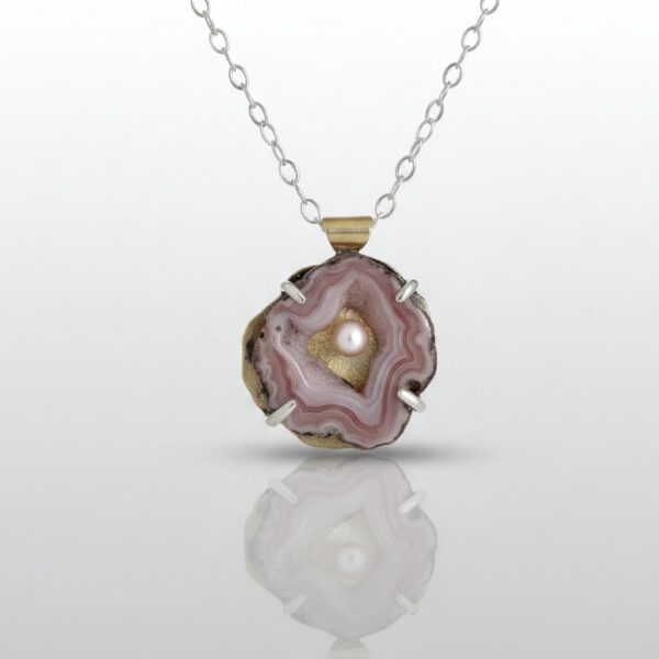 Gem Haven Necklace - Agate, Pink Pearl feature