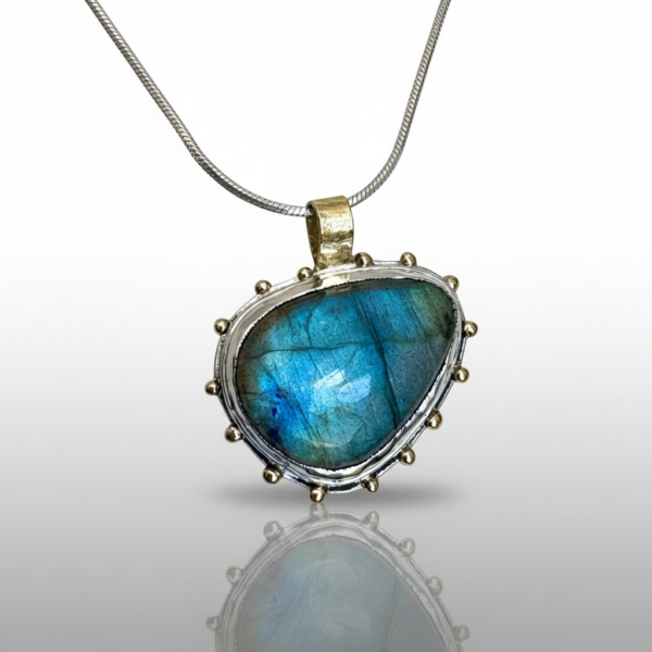 Salacia Necklace - Labradorite feature